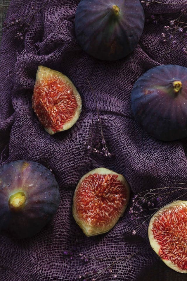 higos higos negros sobre fondo morado